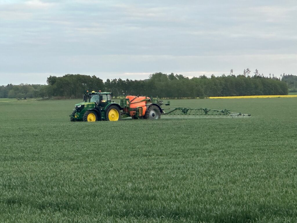 Traktor på åker